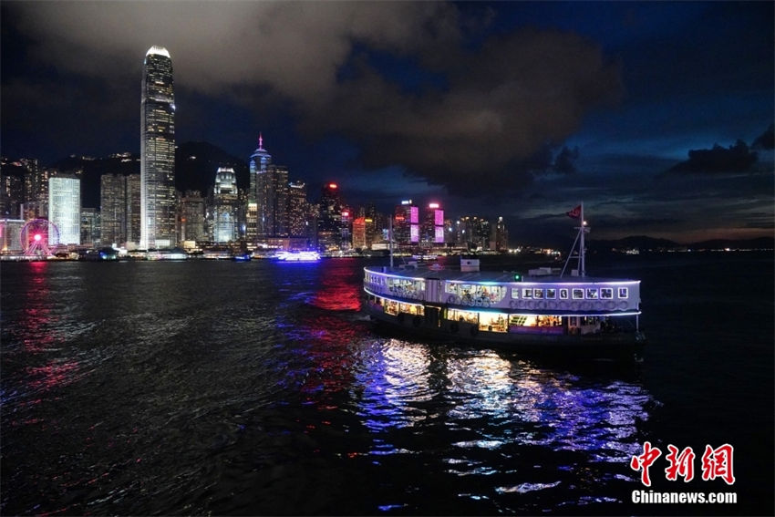 Galeria: porto de Victoria é iluminado para celebrar retorno de Hong Kong à pátria