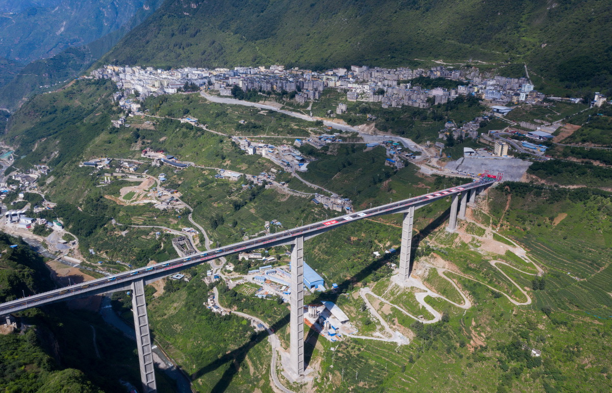 Ponte com píer de estrutura rígida mais alta do mundo é aberta ao tráfego no sudoeste da China