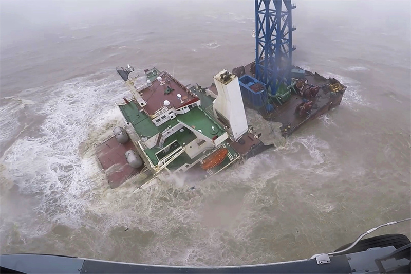 Navio-guindaste naufraga no mar a sudoeste de Hong Kong