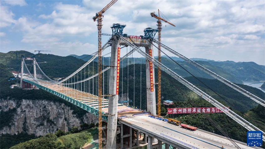 Ponte Jinfeng sobre rio de Wujiang é concluída