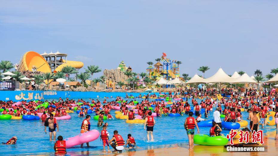 Xinjiang: habitantes desfrutam da frescura do verão nas margens do lago Bosten 