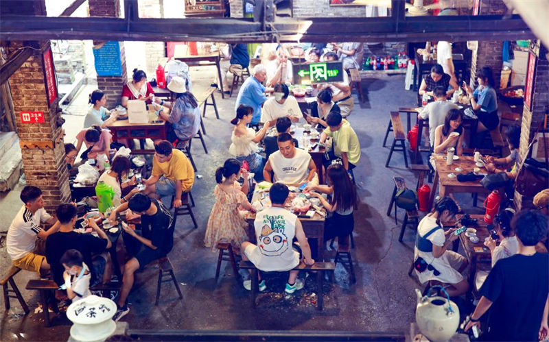 Galeria: residentes de Chongqing escapam do calor escaldante na cidade