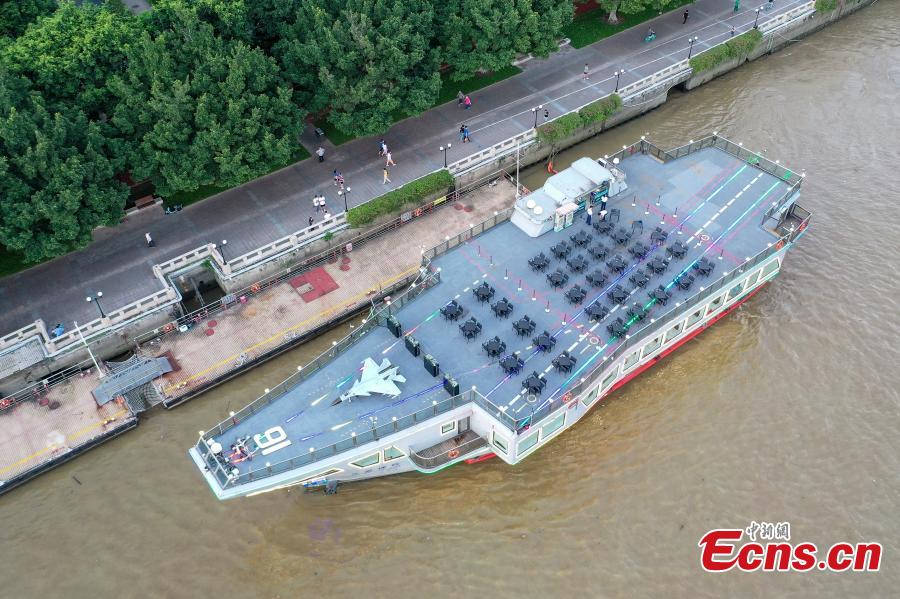 Navio cruzeiro com temática de porta-aviões atrai visitantes