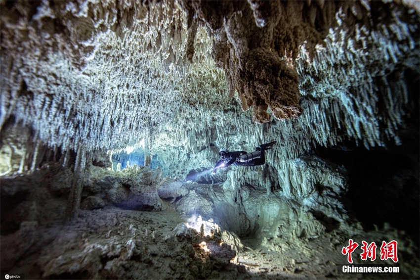 Galeria: paisagem fascinante de caverna subaquática em Tulum, México