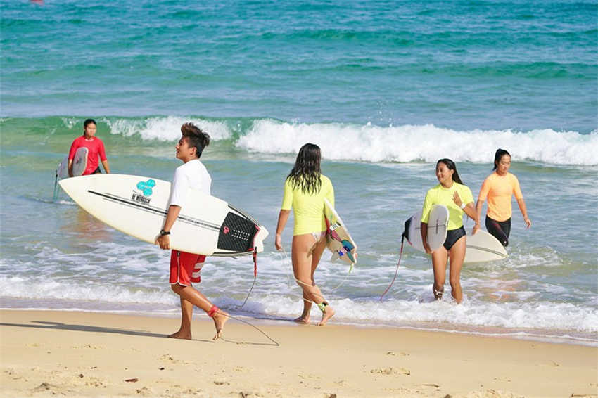 Hainan atrai visitantes de surf no verão