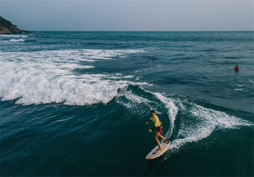 Hainan atrai visitantes de surf no verão