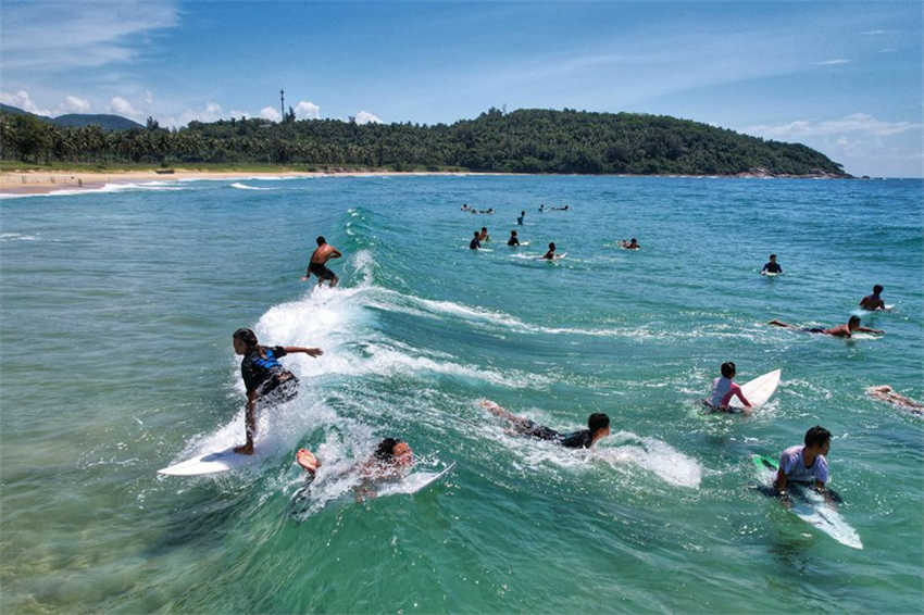 Hainan atrai visitantes de surf no verão