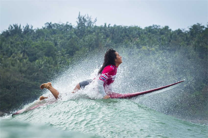 Hainan atrai visitantes de surf no verão