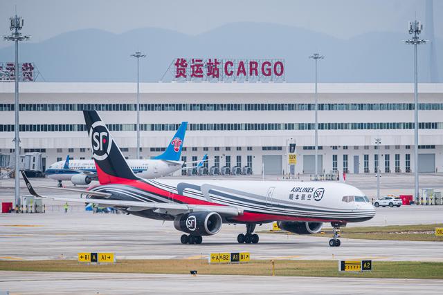 Primeiro aeroporto de hub de carga profissional da Ásia entra em operação no centro da China