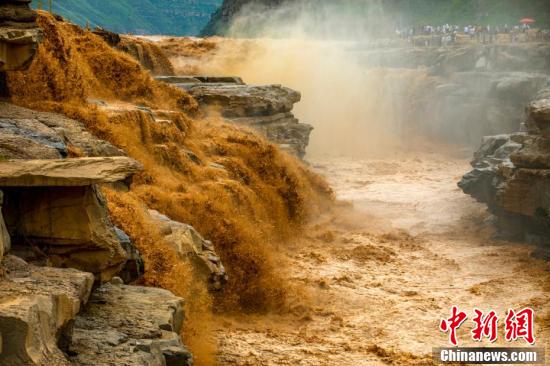 Cachoeira Hukou no rio Amarelo atinge temporada de pico de turismo 