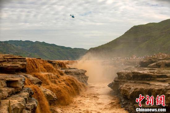 Cachoeira Hukou no rio Amarelo atinge temporada de pico de turismo 