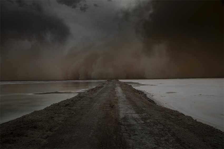 Qinghai: tempestade de areia na área cênica do lago Esmeralda 