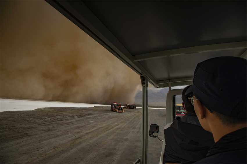 Qinghai: tempestade de areia na área cênica do lago Esmeralda 