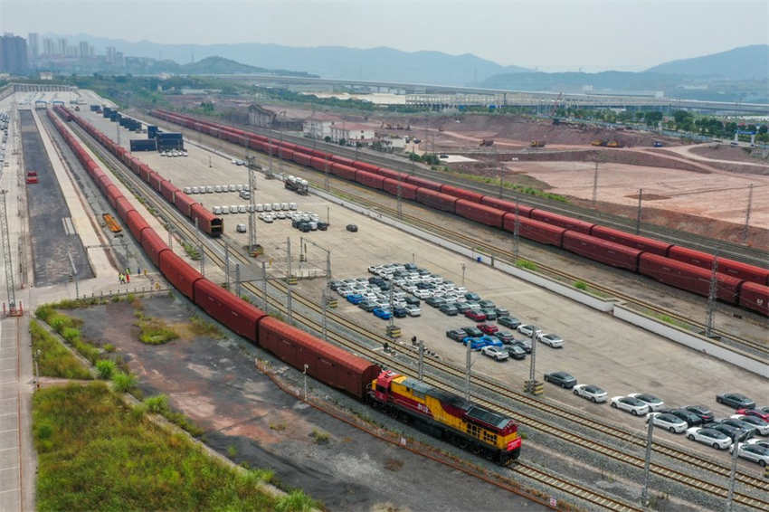 Trem carregado de carros chineses inicia viagem piloto de Chongqing a Moscou