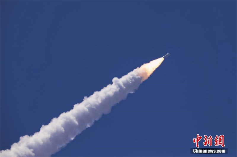 China lança seis satélites com sucesso