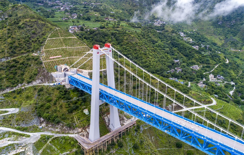 Construção da ferrovia Lijiang-Shangri-la segue em andamento