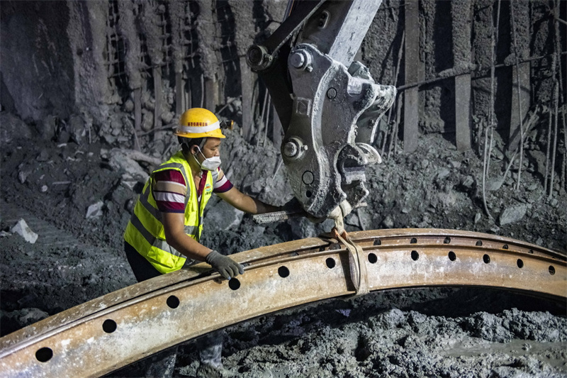 Construção da ferrovia Lijiang-Shangri-la segue em andamento