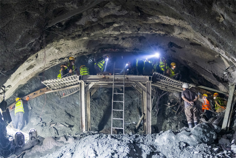 Construção da ferrovia Lijiang-Shangri-la segue em andamento