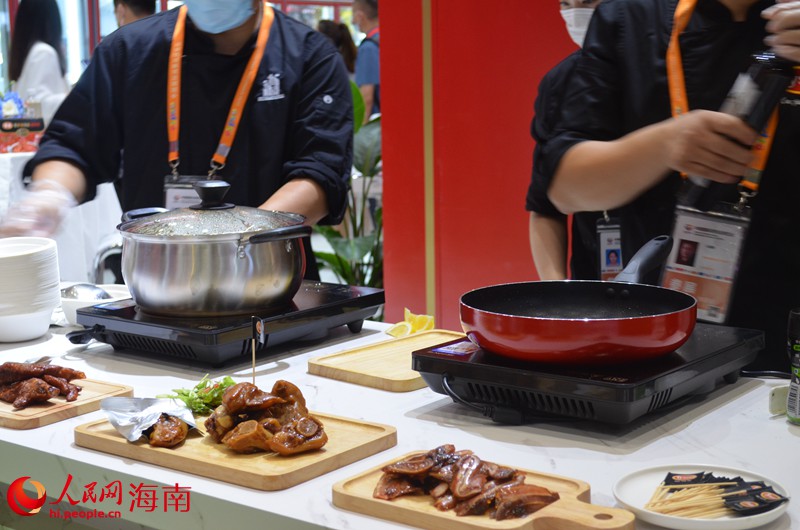 Iguarias globais atraem visitantes na 2ª Exposição Internacional de Produtos de Consumo da China