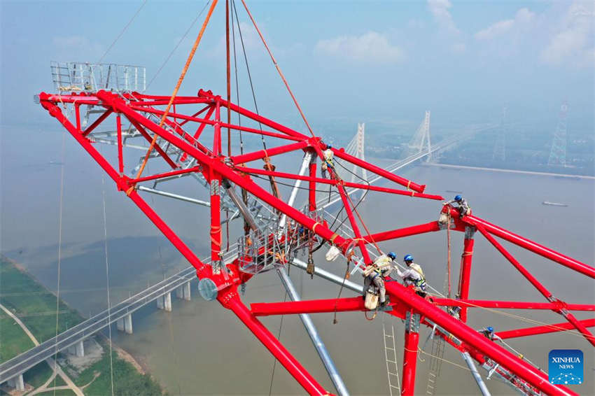 Estrutura da torre de transmissão do principal projeto de transmissão de energia UHV é concluída no leste da China