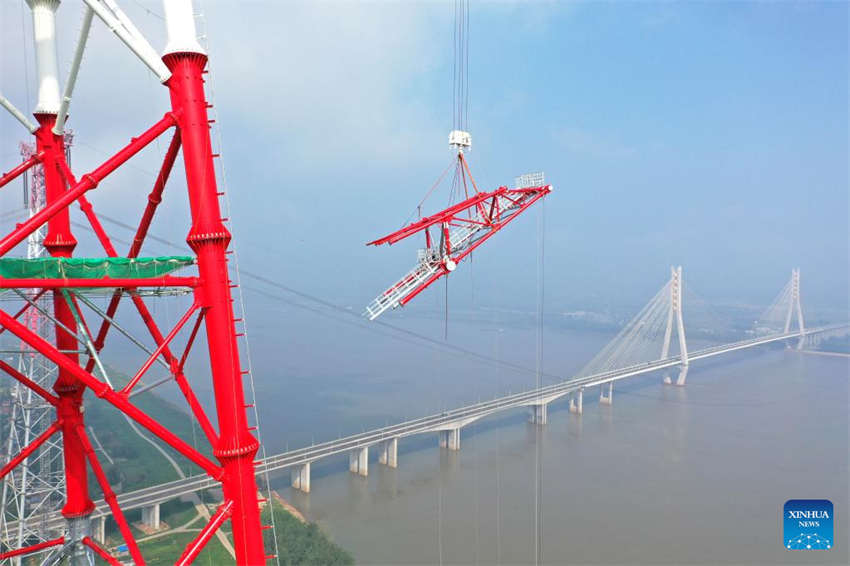 Estrutura da torre de transmissão do principal projeto de transmissão de energia UHV é concluída no leste da China