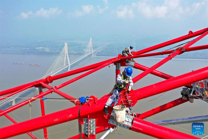 Estrutura da torre de transmissão do principal projeto de transmissão de energia UHV é concluída no leste da China