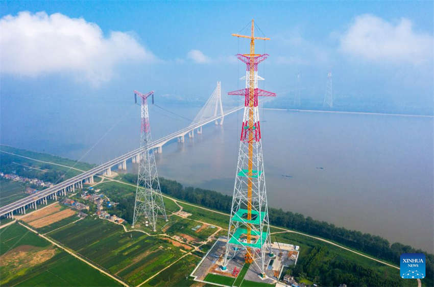 Estrutura da torre de transmissão do principal projeto de transmissão de energia UHV é concluída no leste da China