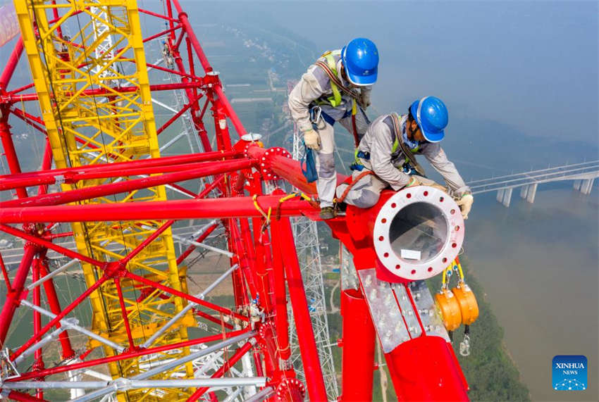 Estrutura da torre de transmissão do principal projeto de transmissão de energia UHV é concluída no leste da China