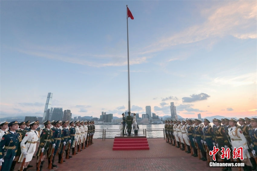 Hong Kong: tropas do ELP realizam cerimônia de hasteamento da bandeira nacional em 1º de agosto