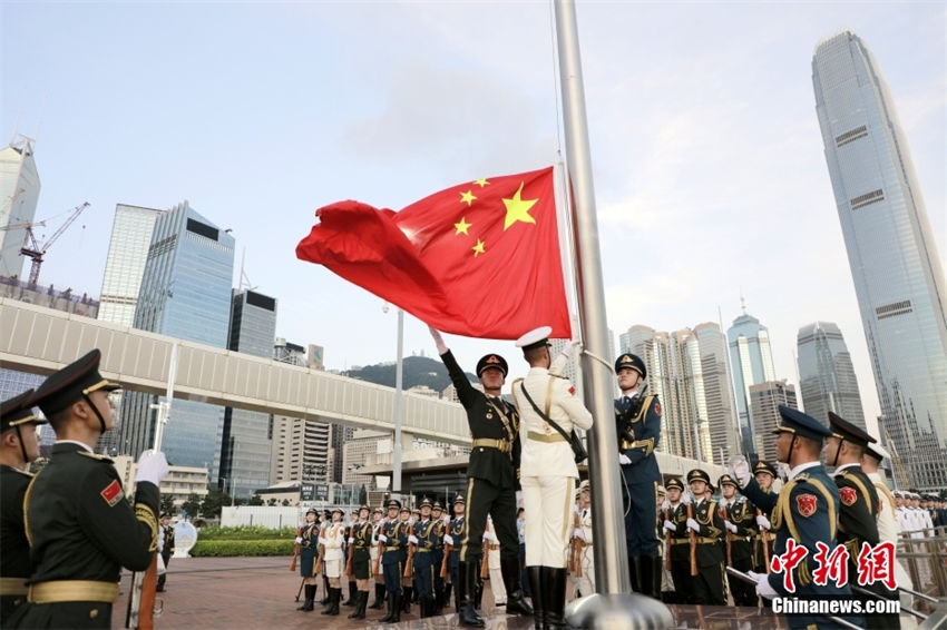 Hong Kong: tropas do ELP realizam cerimônia de hasteamento da bandeira nacional em 1º de agosto