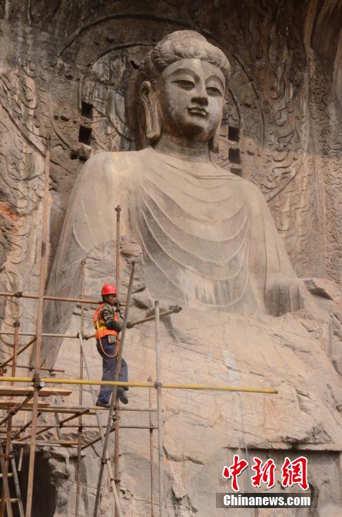 Luoyang: reconstrução do Buda Losananas nas Grutas Longmen é concluída