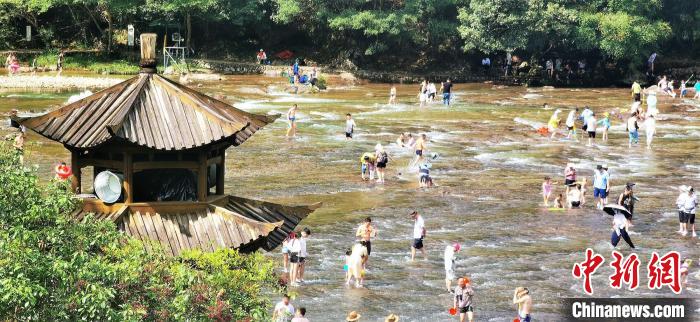 Fujian: turistas desfrutam da frescura do verão nas praças de água