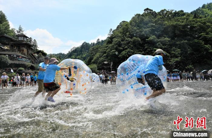 Fujian: turistas desfrutam da frescura do verão nas praças de água