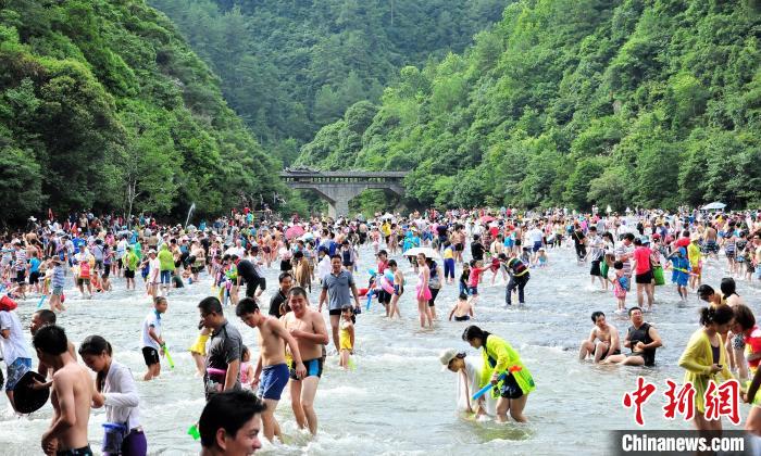 Fujian: turistas desfrutam da frescura do verão nas praças de água