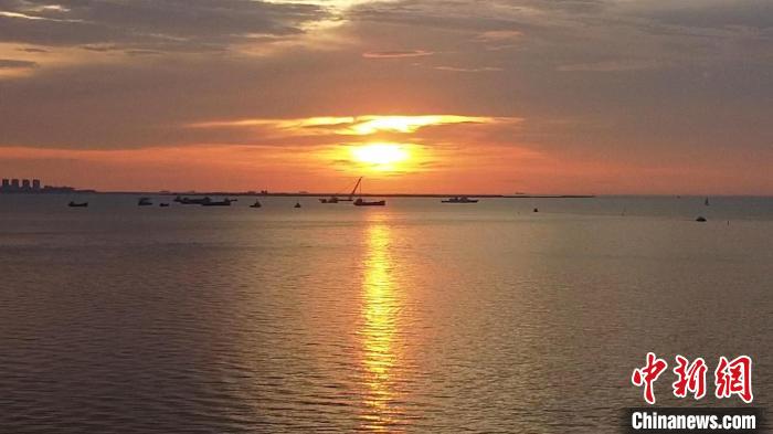 Haikou: bela paisagem do pôr do sol na Baía atrai cidadãos e turistas