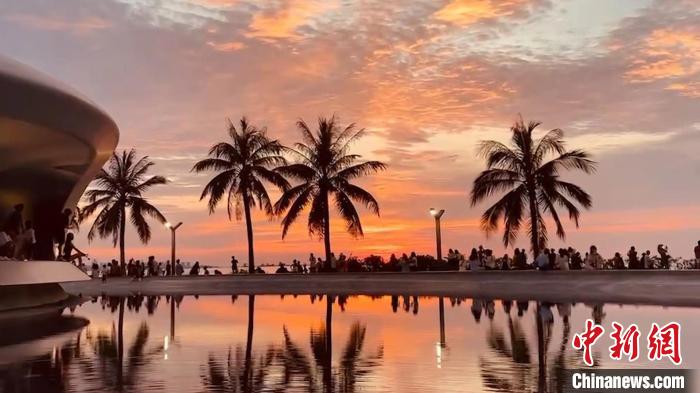 Haikou: bela paisagem do pôr do sol na Baía atrai cidadãos e turistas