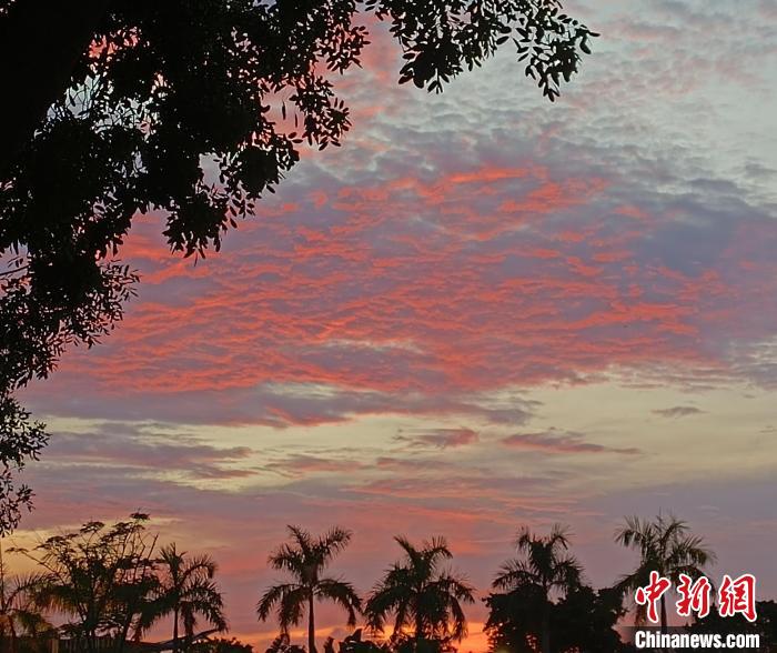 Haikou: bela paisagem do pôr do sol na Baía atrai cidadãos e turistas