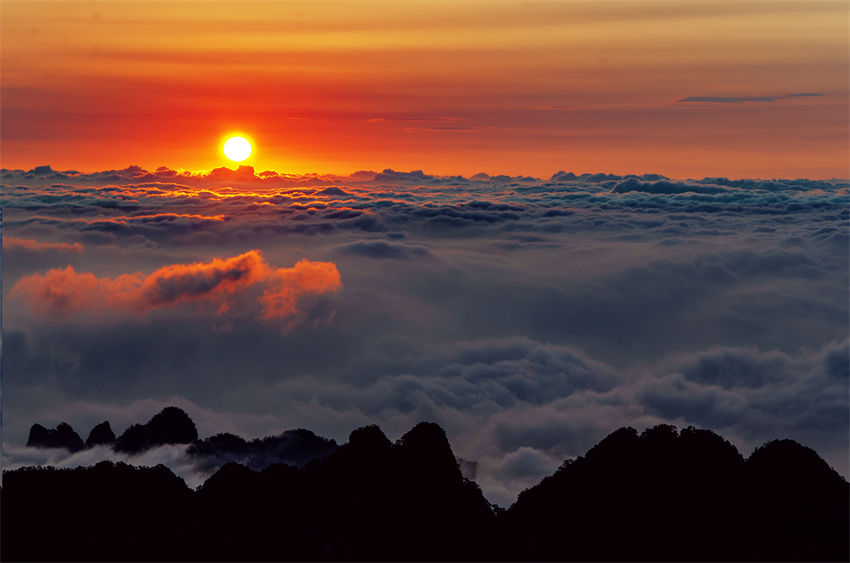 Patrimônio mundial Montanha Huangshan atrai mais turistas em julho