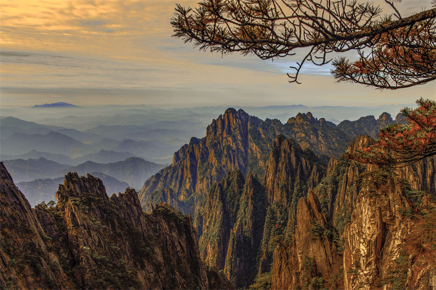 Patrimônio mundial Montanha Huangshan atrai mais turistas em julho