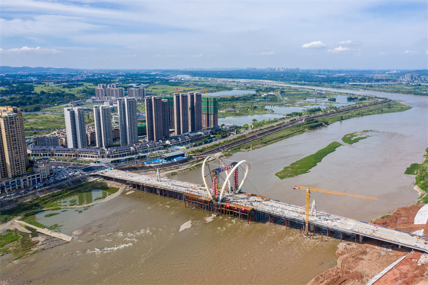 Sichuan: ponte sobre rio Minjiang está em construção