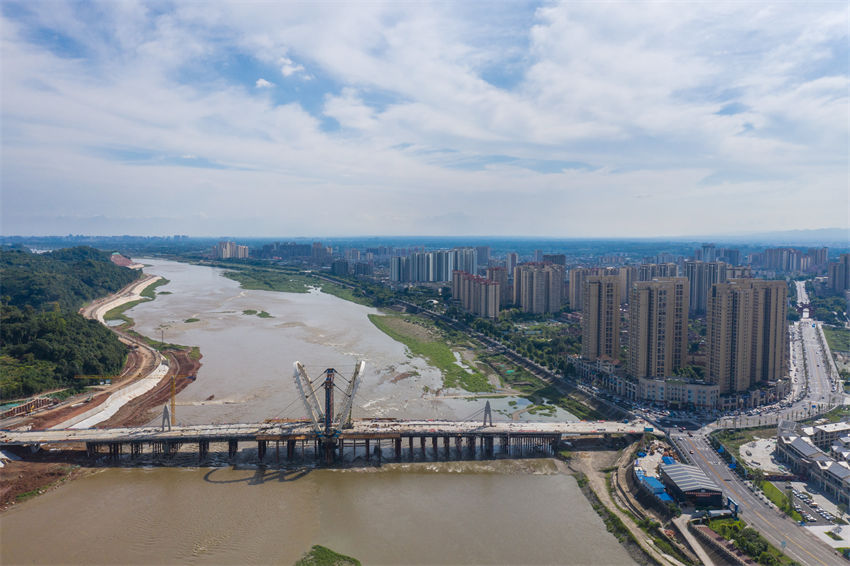 Sichuan: ponte sobre rio Minjiang está em construção