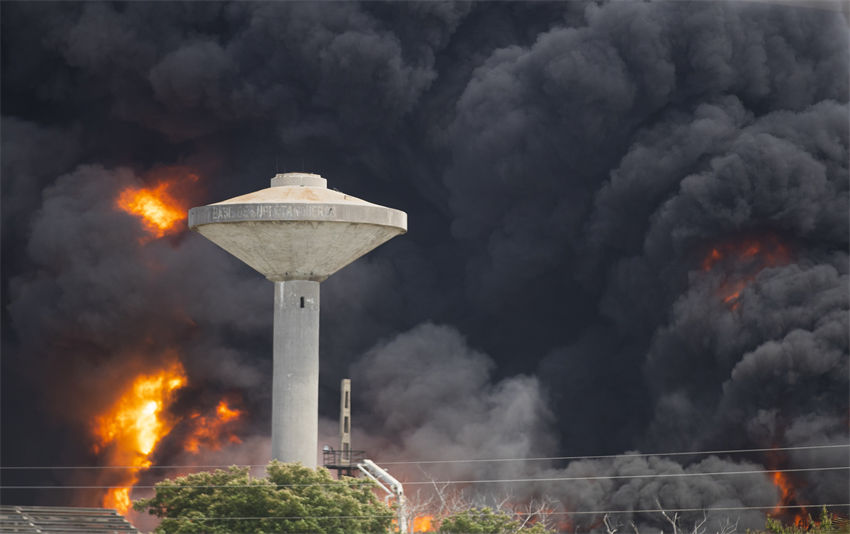 Raio atinge armazenamento de petróleo cubano provocando incêndio