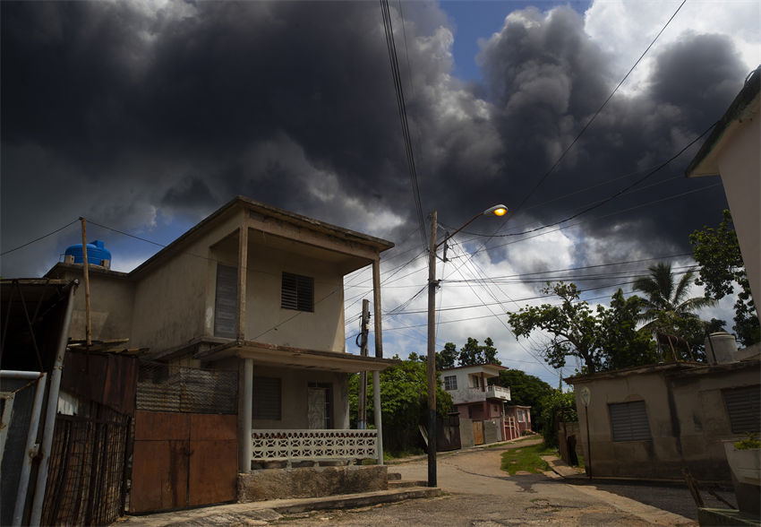 Raio atinge armazenamento de petróleo cubano provocando incêndio