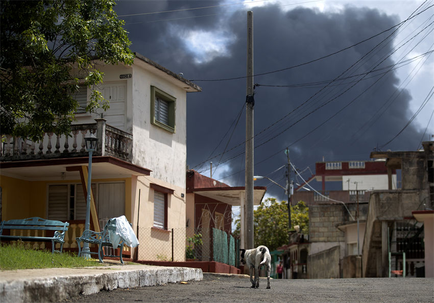 Raio atinge armazenamento de petróleo cubano provocando incêndio