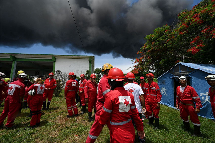 Raio atinge armazenamento de petróleo cubano provocando incêndio