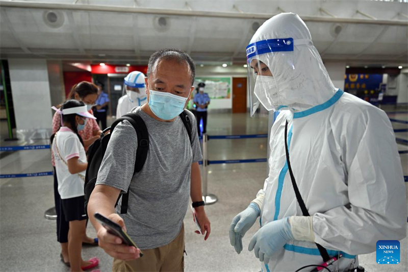 Primeiro grupo de turistas retidos em Sanya, na China, volta para casa