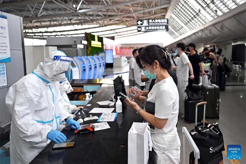 Primeiro grupo de turistas retidos em Sanya, na China, volta para casa