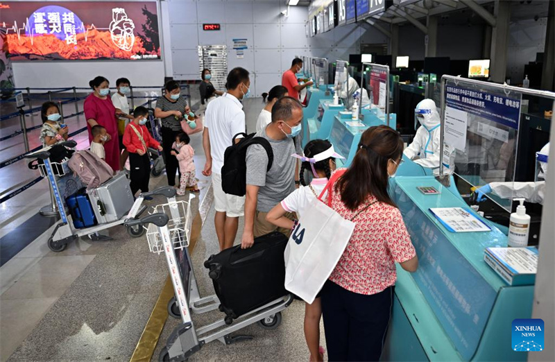 Primeiro grupo de turistas retidos em Sanya, na China, volta para casa