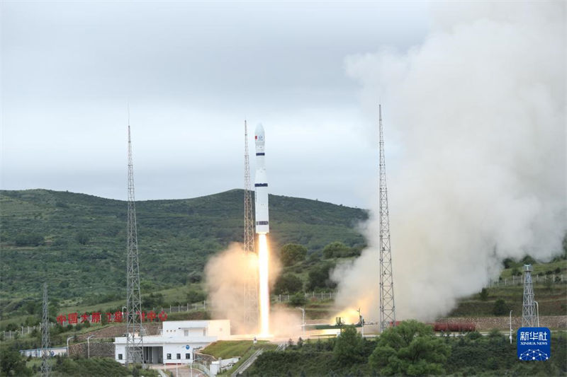 China lança 16 novos satélites