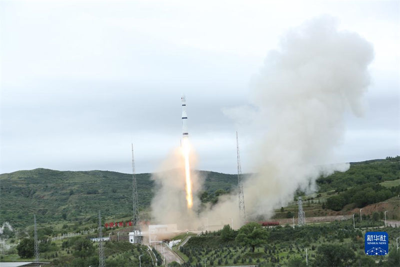 China lança 16 novos satélites
